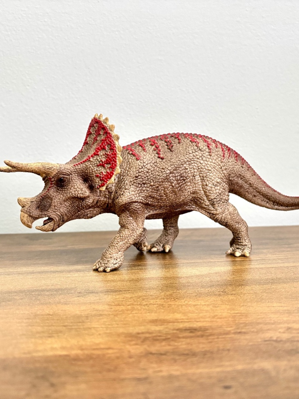 Schleich Dinosaurs Realistic Triceratops Dinosaur Figure Highly Detailed D-73527